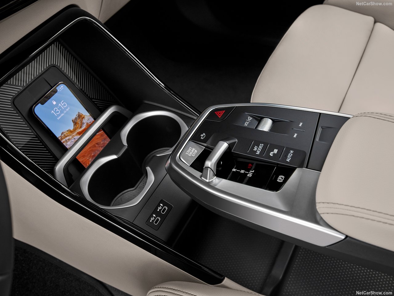 Wnętrze BMW X1 z widokiem na konsolę środkową i uchwyt na telefon.