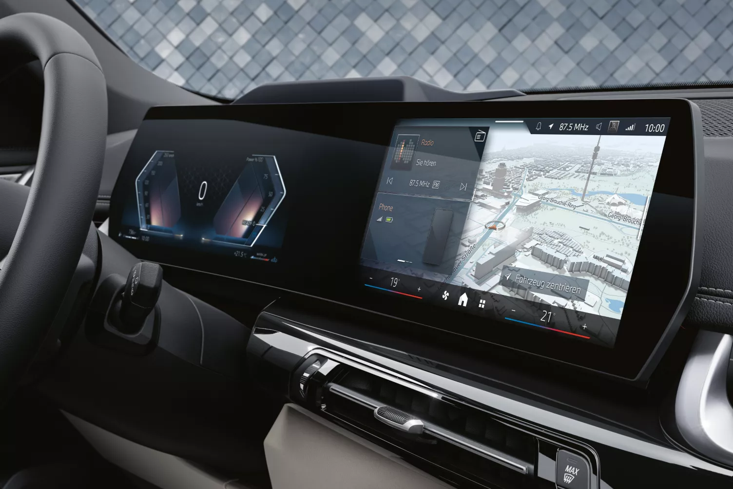 Wnętrze BMW X1, ekran iDrive z nawigacją i wskaźnikiem prędkości.