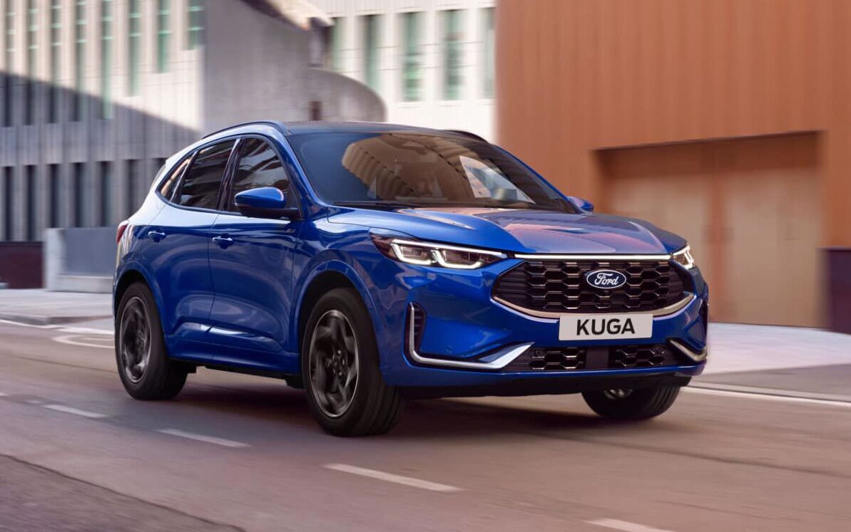 Niebieski Ford Kuga 2.5 FHEV ST-Line X na ulicy.