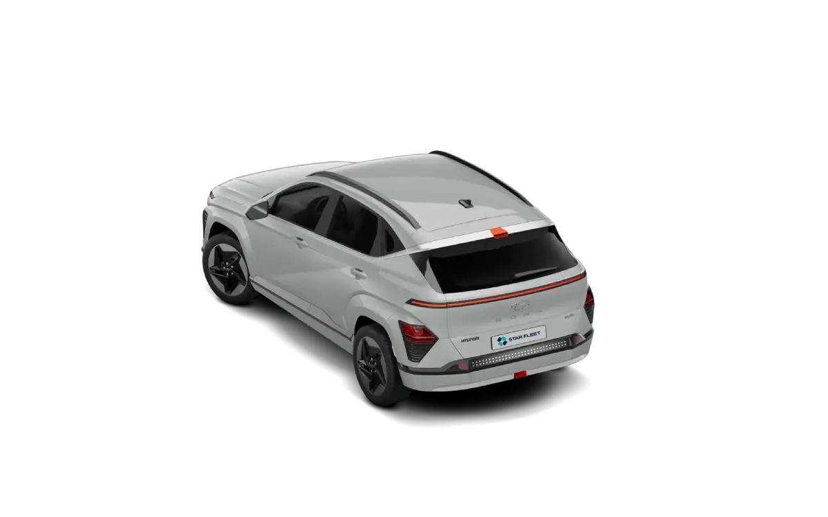 HYUNDAI Kona - 2 Biały Hyundai KONA 1.6 T-GDI Executive widziany z tyłu, na czarnym tle.