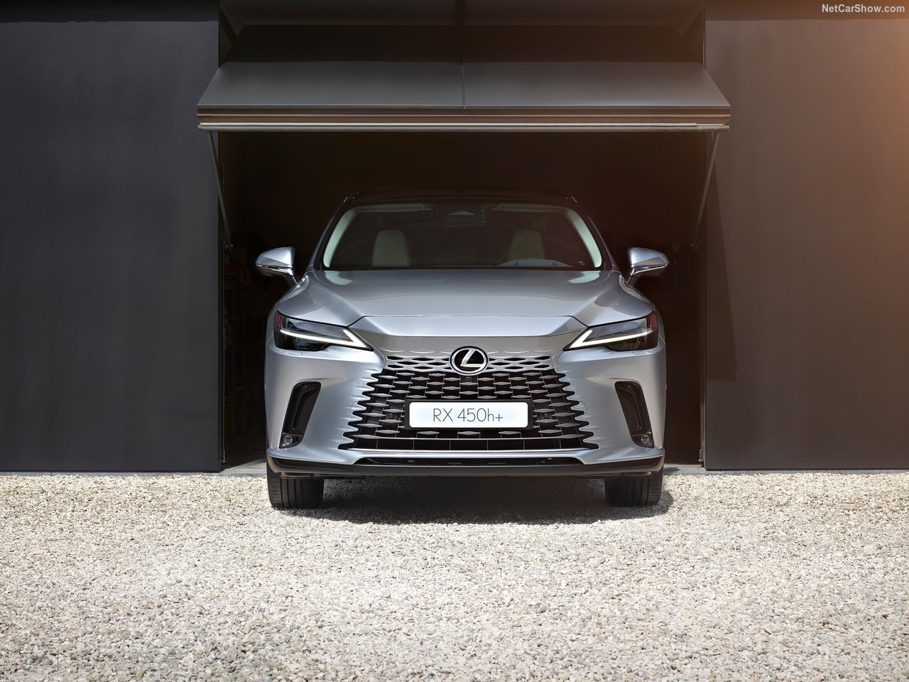 Srebrny Lexus RX 450h+ stojący frontem w otwartym garażu.