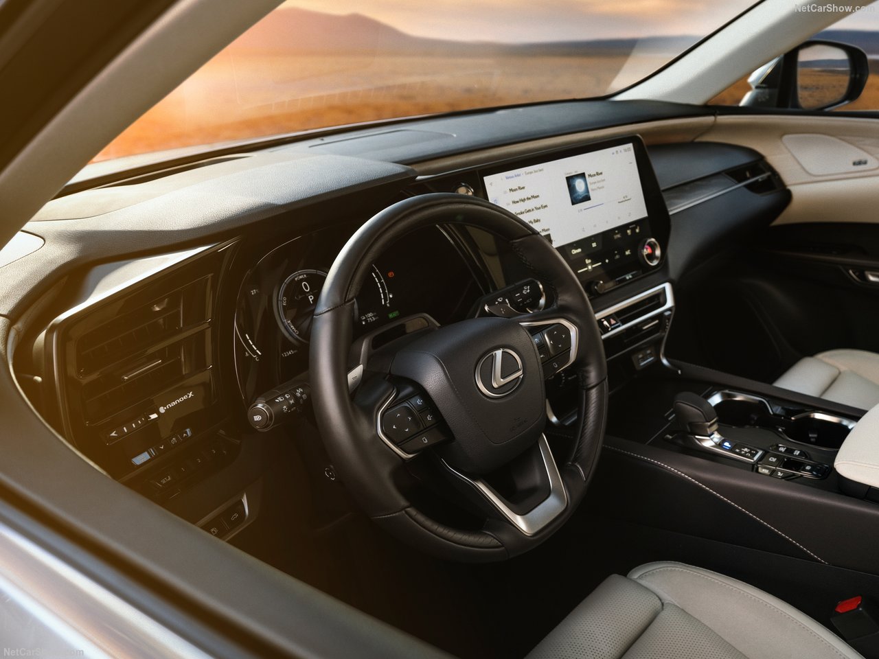 Wnętrze Lexus RX 350h Prestige z elegancką konsolą i dużym ekranem dotykowym.