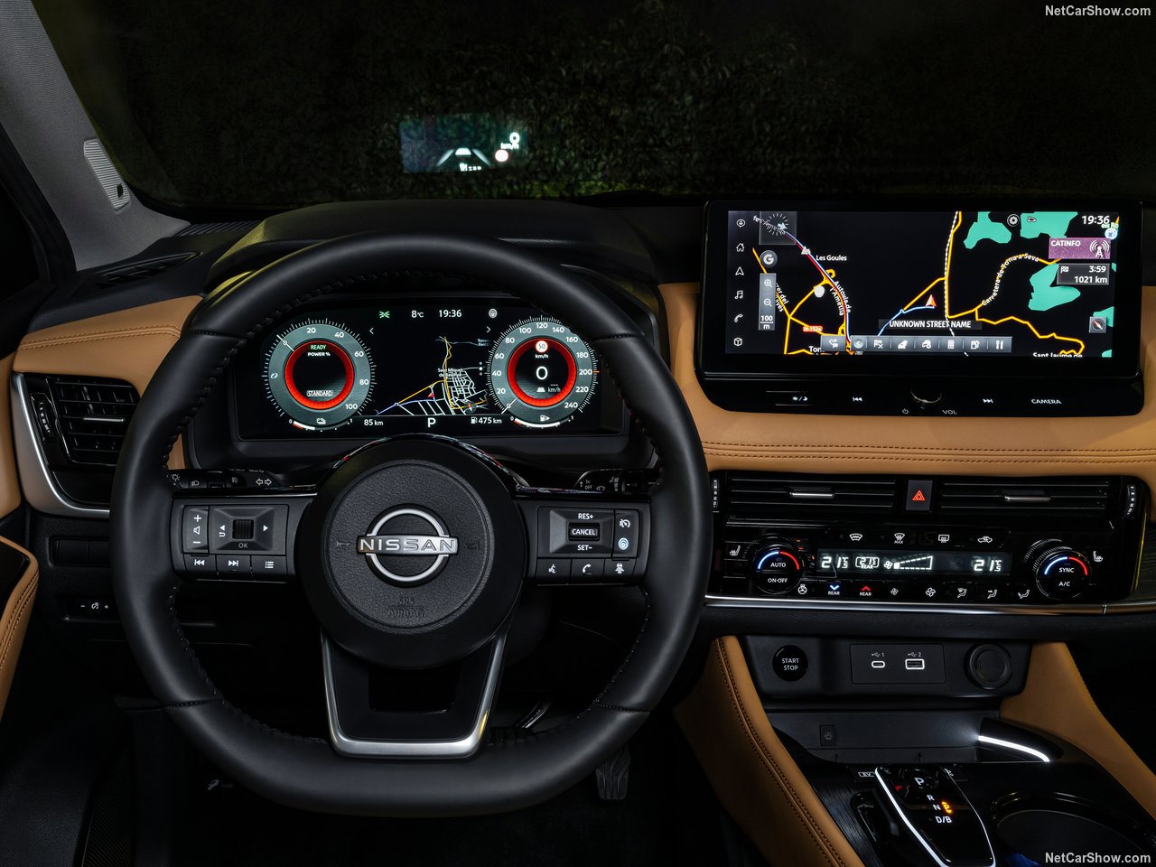 Wnętrze Nissan X-Trail Tekna 1.5 e-POWER e-4ORCE, z ekranem deski rozdzielczej i kierownicą.