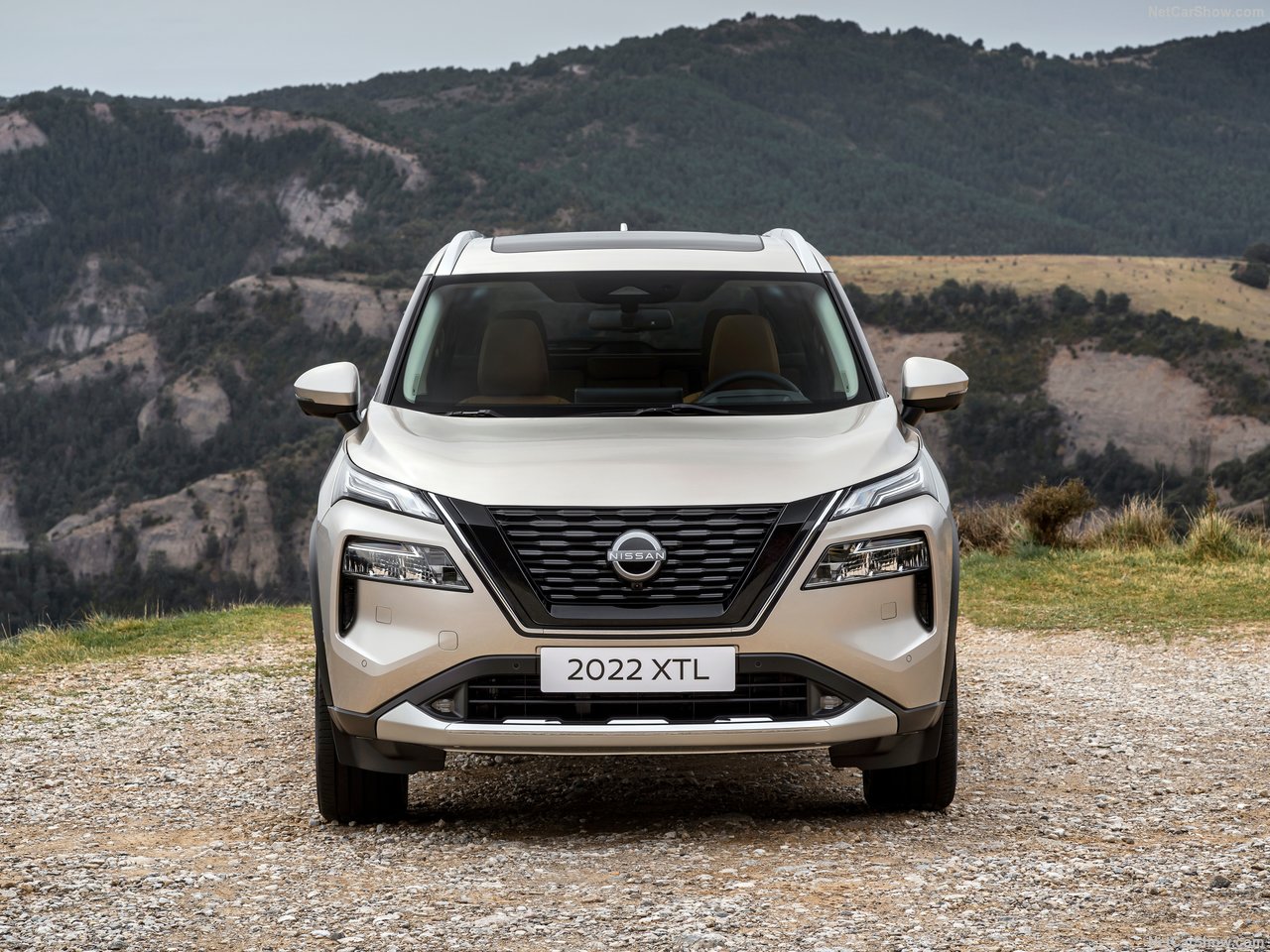 Nissan X-Trail Tekna 1.5 e-POWER e-4ORCE na tle górskiego krajobrazu.