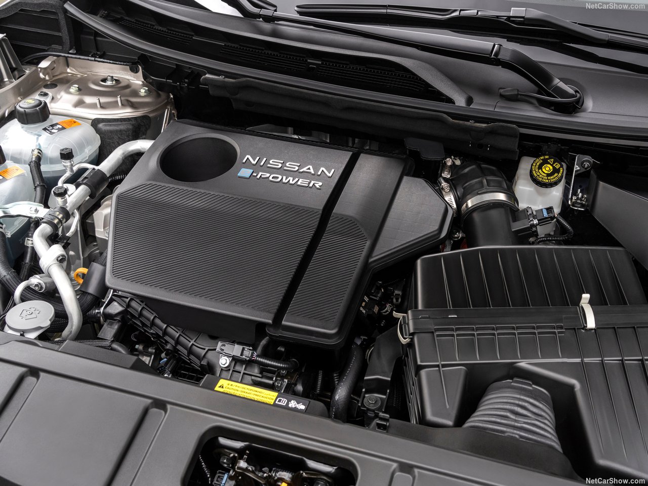 Silnik Nissan X-Trail Tekna 1.5 e-POWER e-4ORCE, układ hybrydowy pod maską.