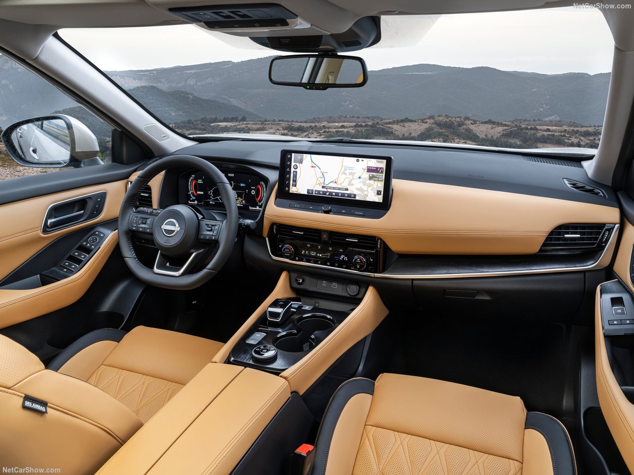 Wnętrze Nissan X-Trail Tekna 1.5 e-POWER e-4ORCE, brązowa skórzana tapicerka, ekran multimedialny.