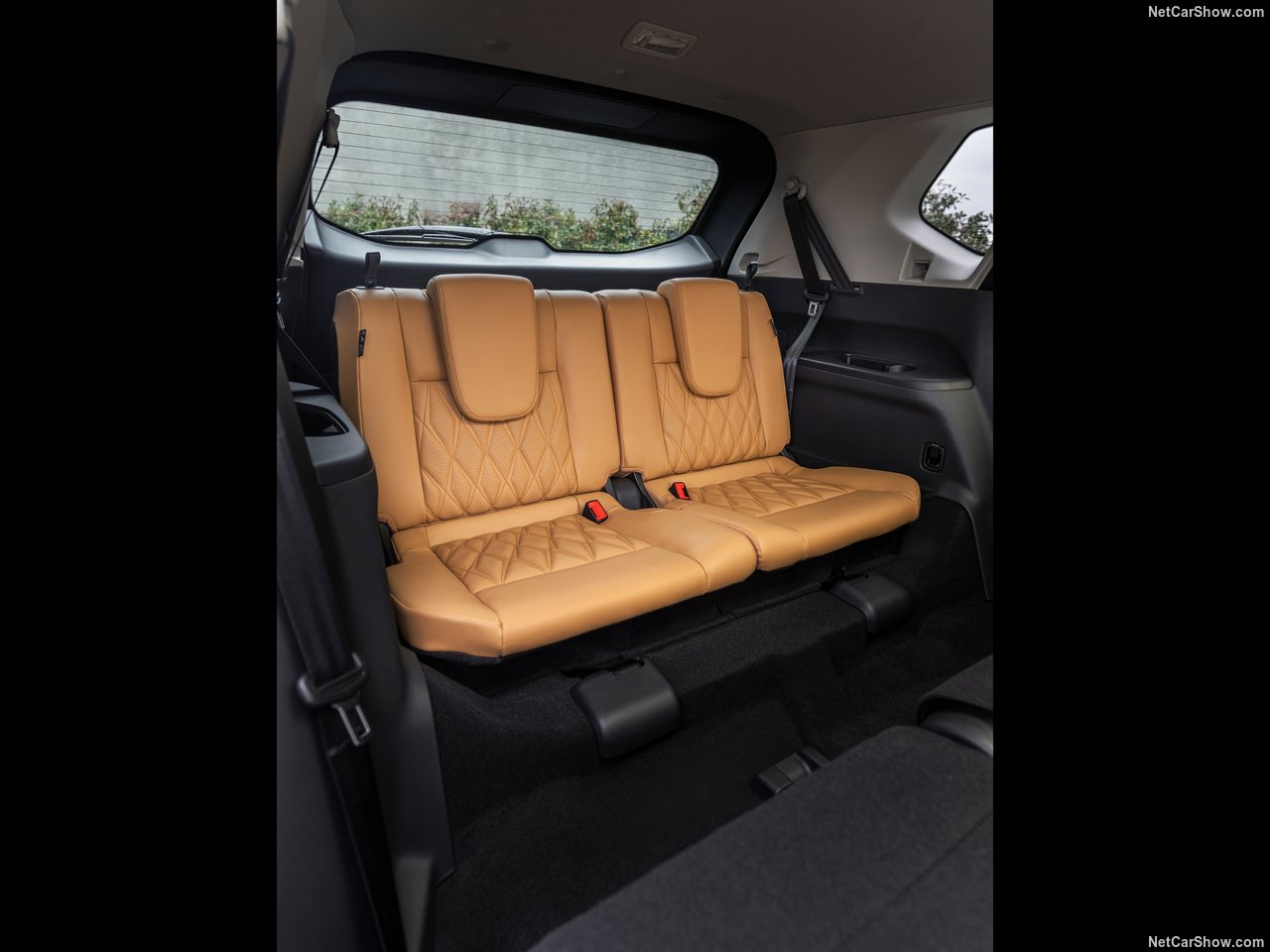 Trzeci rząd siedzeń w Nissan X-Trail Tekna 1.5 e-POWER e-4ORCE z brązową, skórzaną tapicerką.