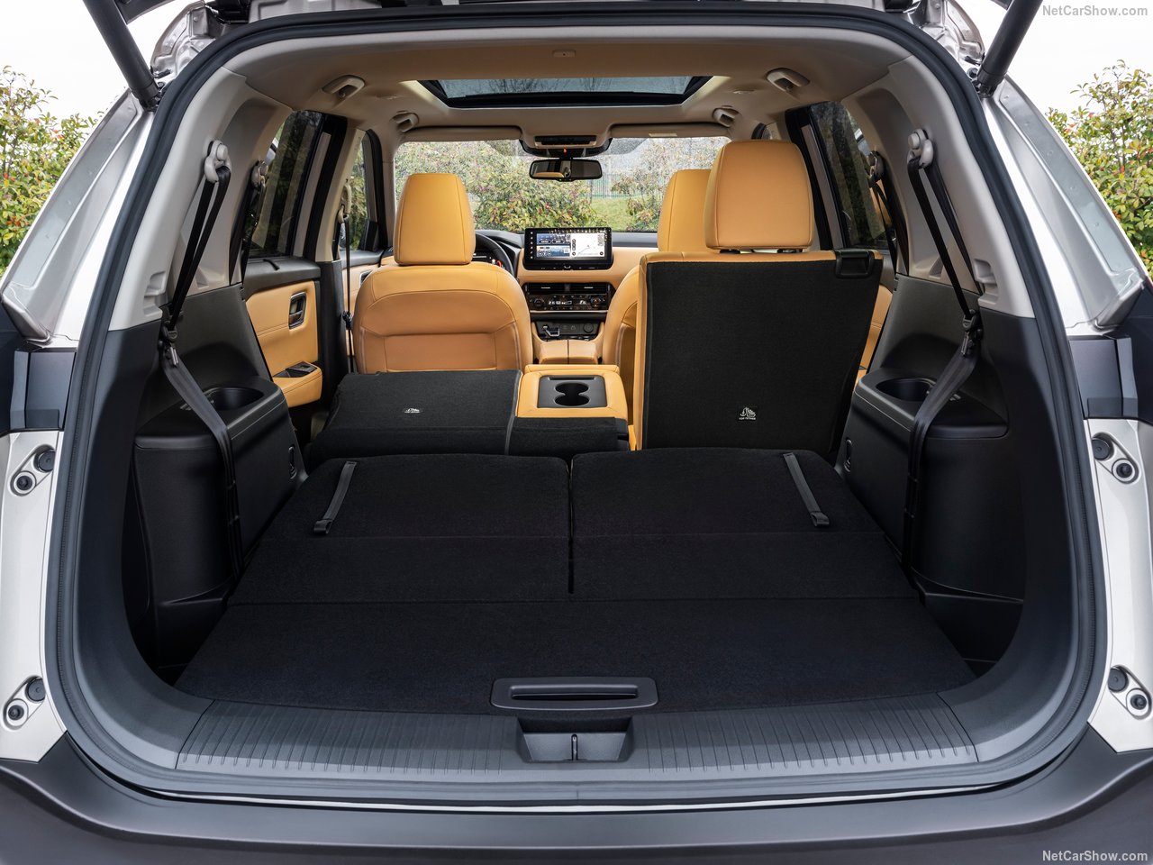 Wnętrze bagażnika Nissan X-Trail Tekna 1.5 e-POWER e-4ORCE z widocznymi trzema rzędami siedzeń.
