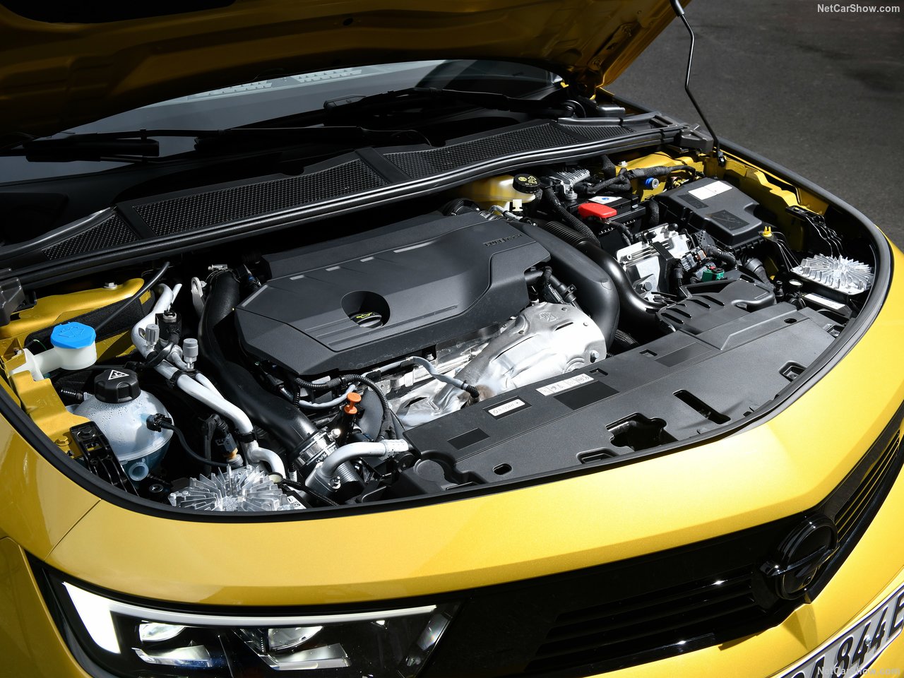 Silnik Opel Astra 1.2 Turbo GS z otwartą maską w żółtym samochodzie.
