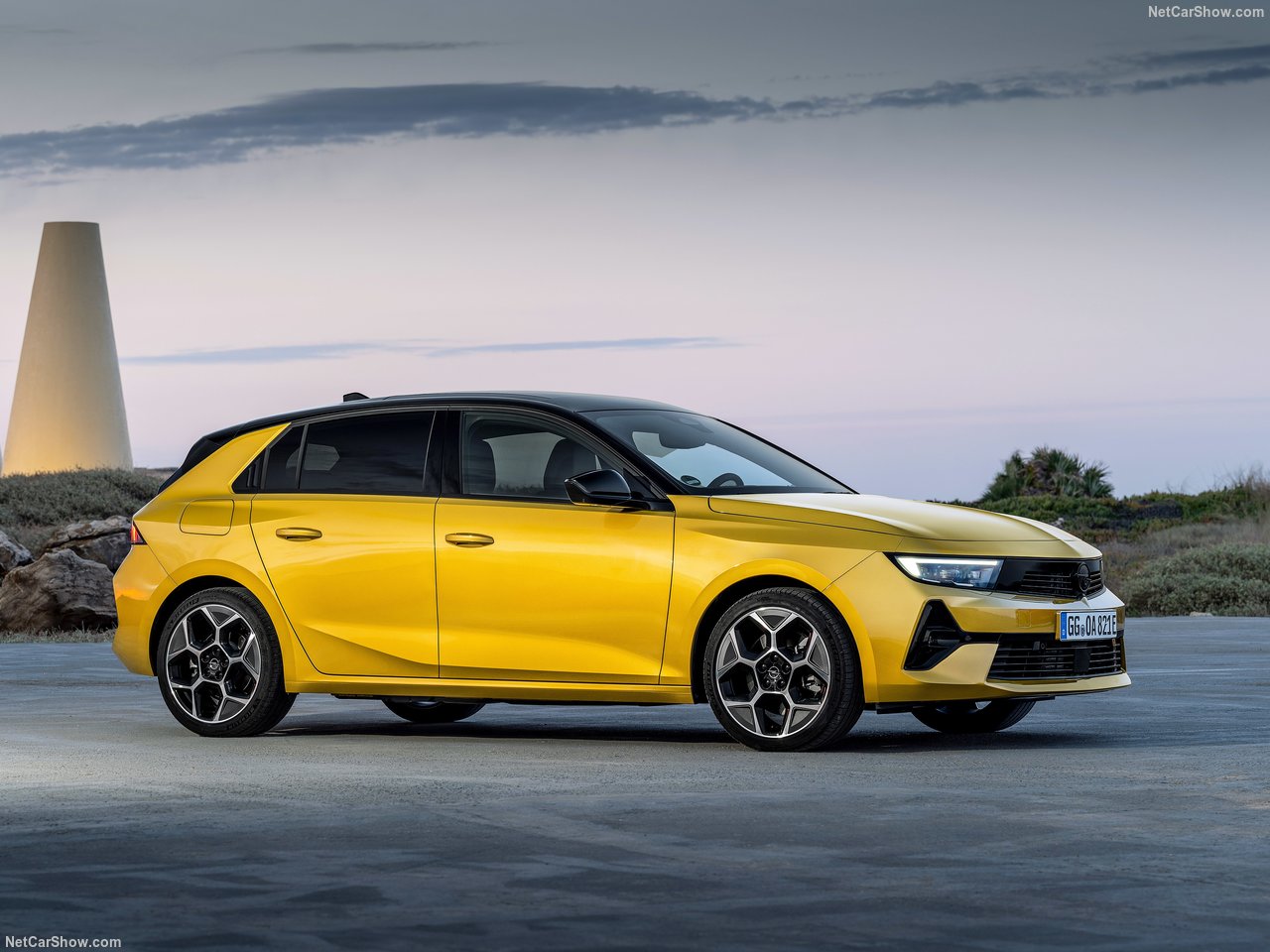 Żółty Opel Astra 1.2 Turbo GS na tle wieczornego nieba.