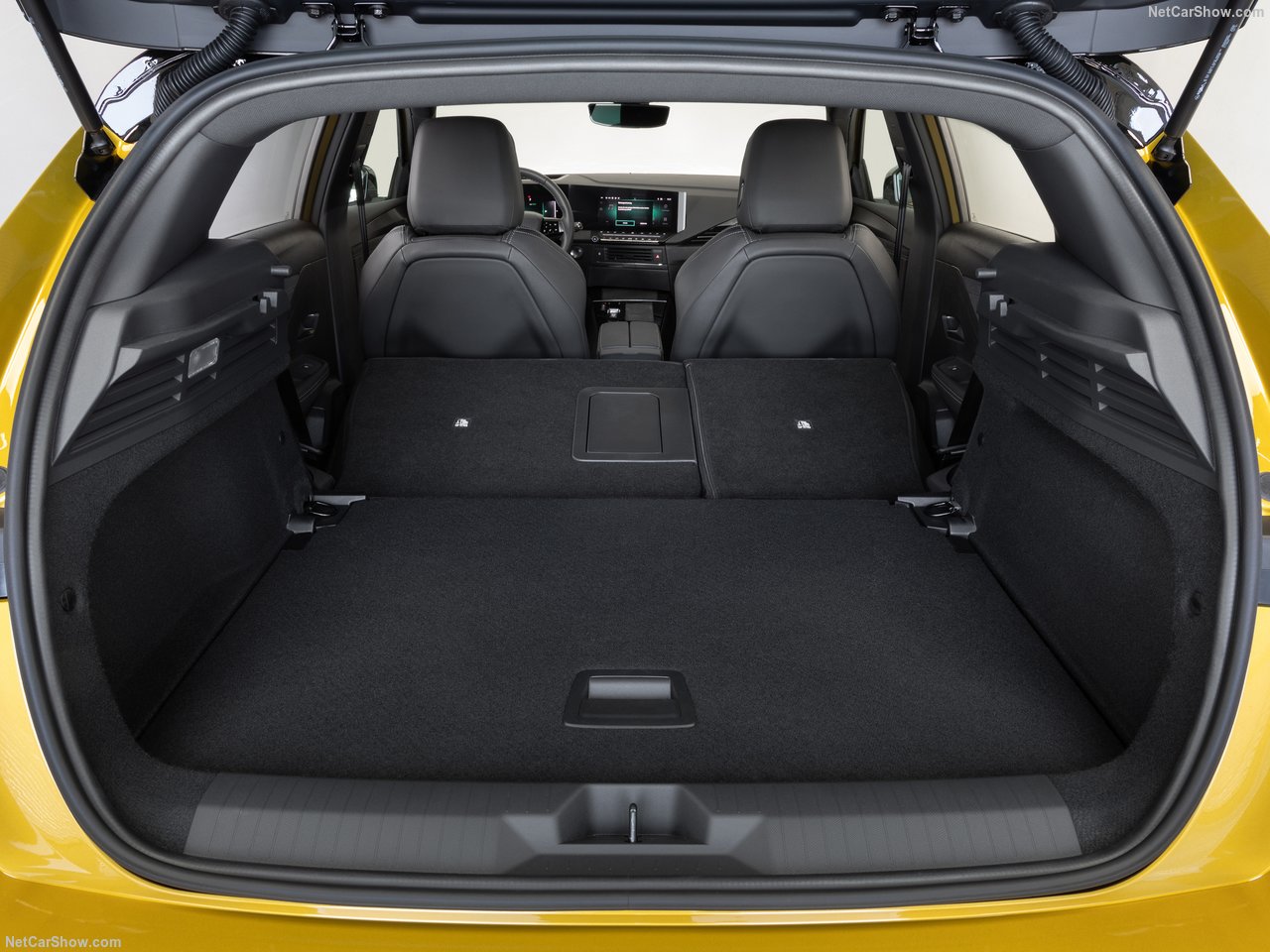 Opel Astra 1.2 Turbo GS, widok na pojemny bagażnik z tylnego siedzenia.