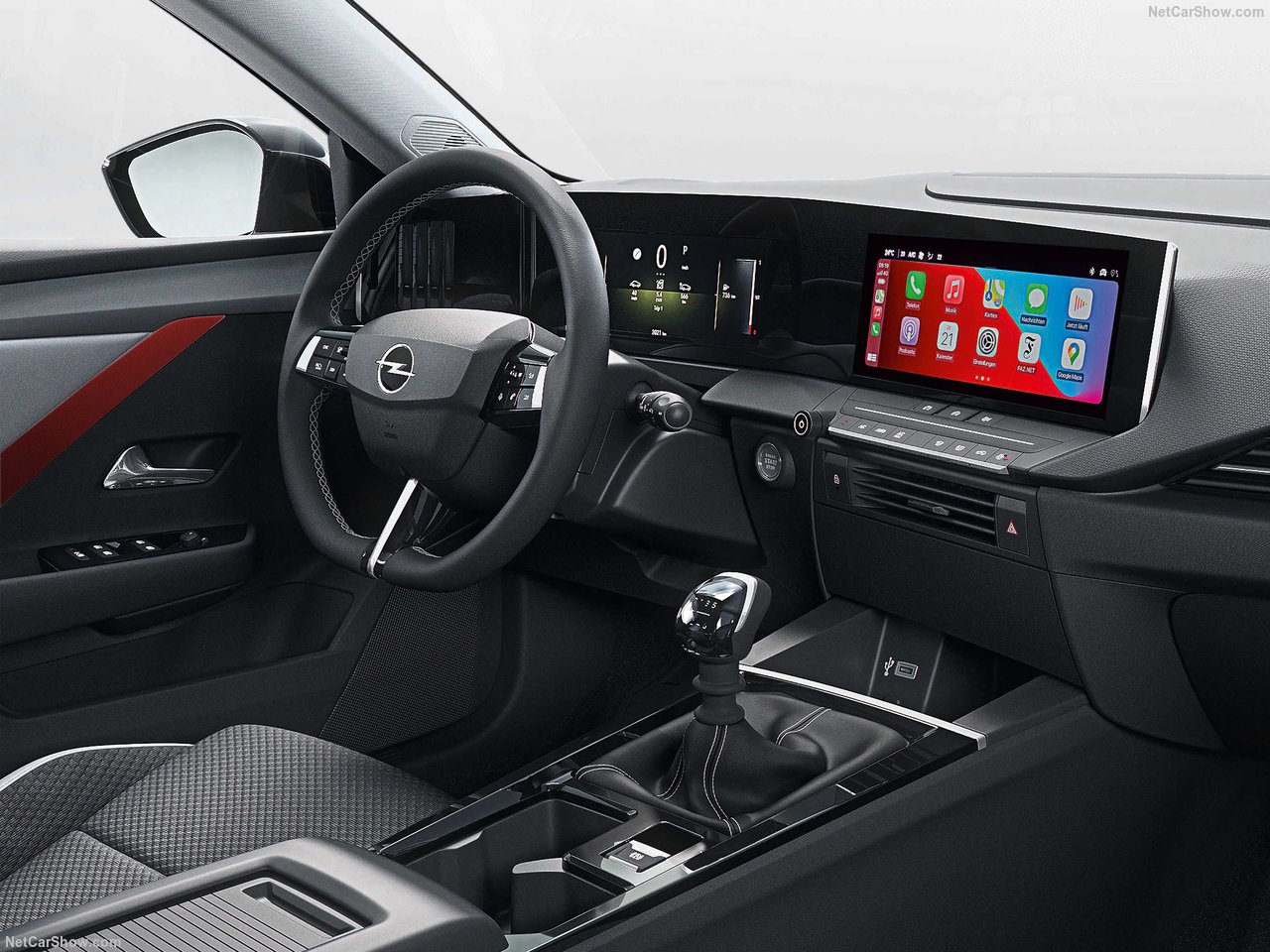 Wnętrze samochodu Opel Astra 1.2 Turbo GS z nowoczesnym wyświetlaczem i kierownicą.