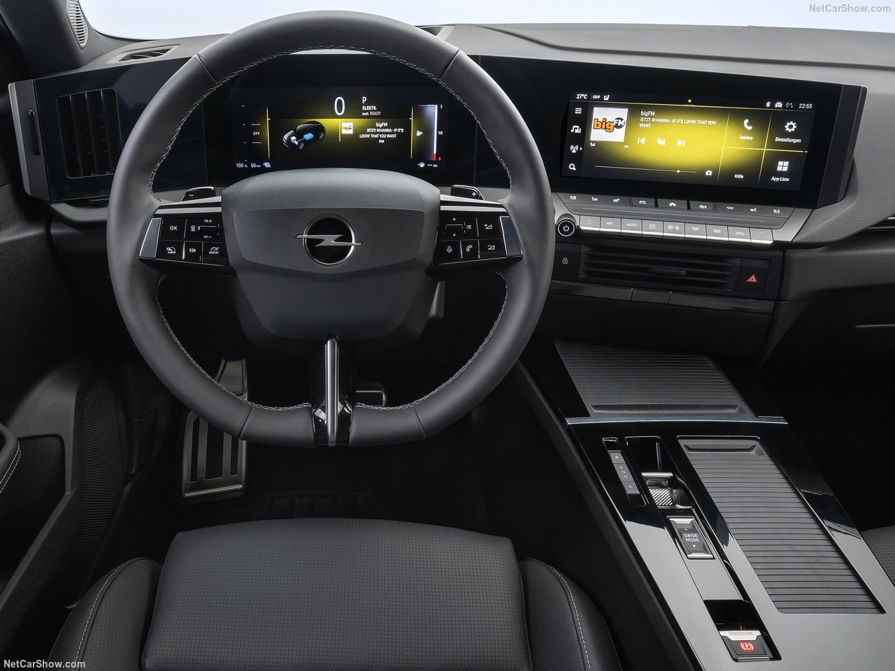 Wnętrze Opel Astra 1.2 Turbo GS z kierownicą i nowoczesnym panelem multimedialnym.