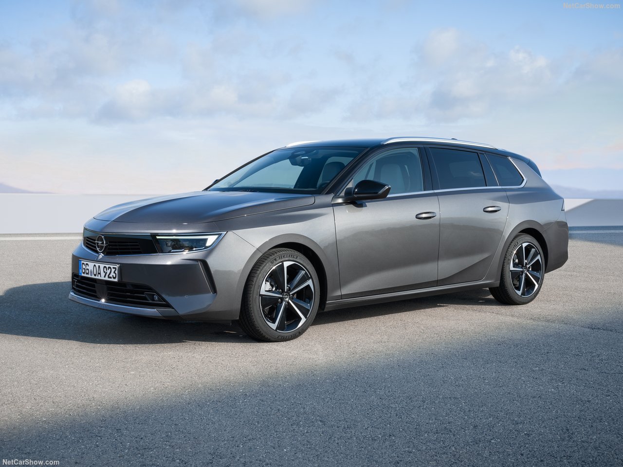 Opel Astra 1.2 Turbo GS kombi na tle nieba i drogi.