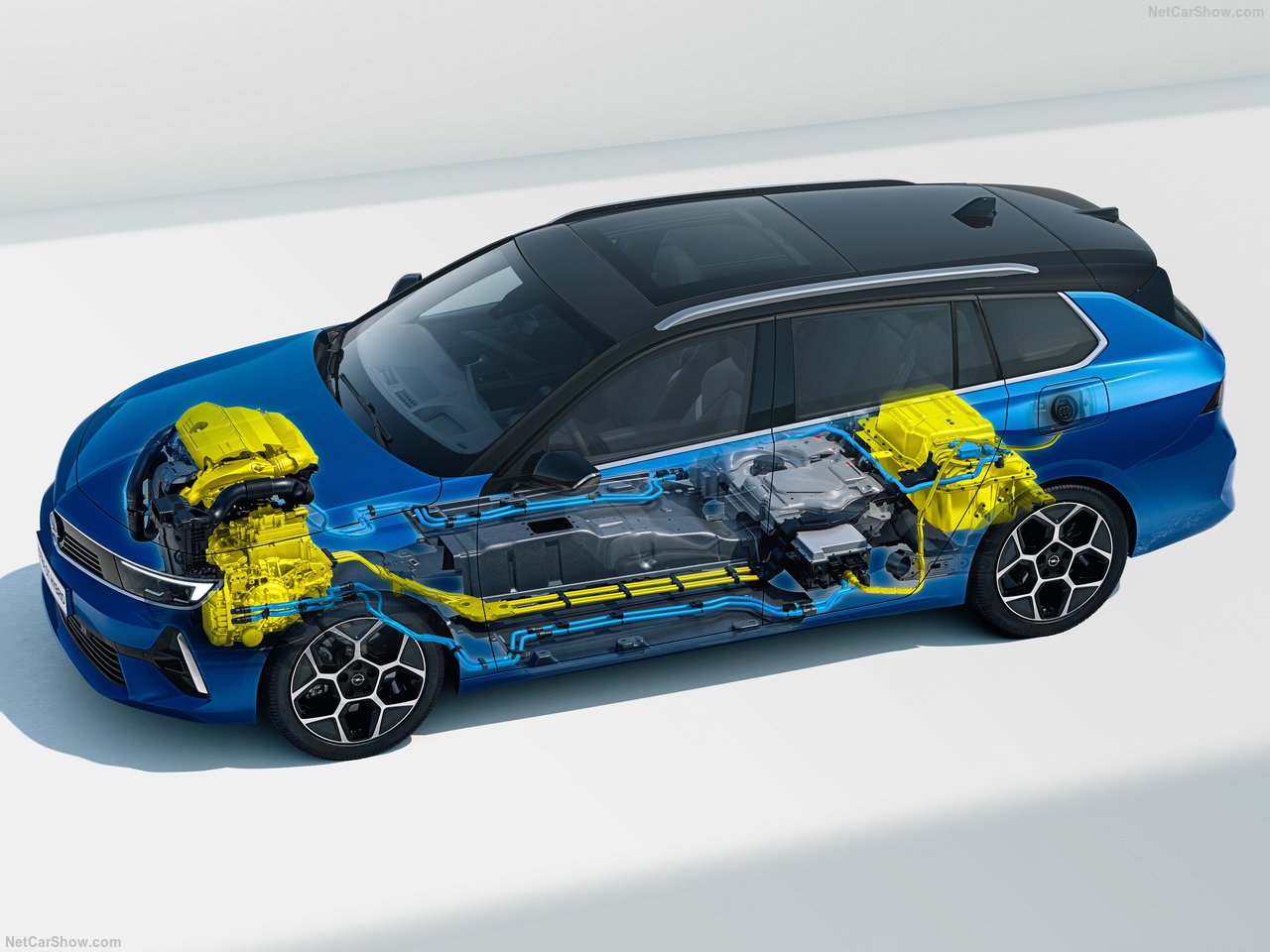 Opel Astra 1.2 Turbo GS kombi z widocznymi komponentami silnika i napędu.