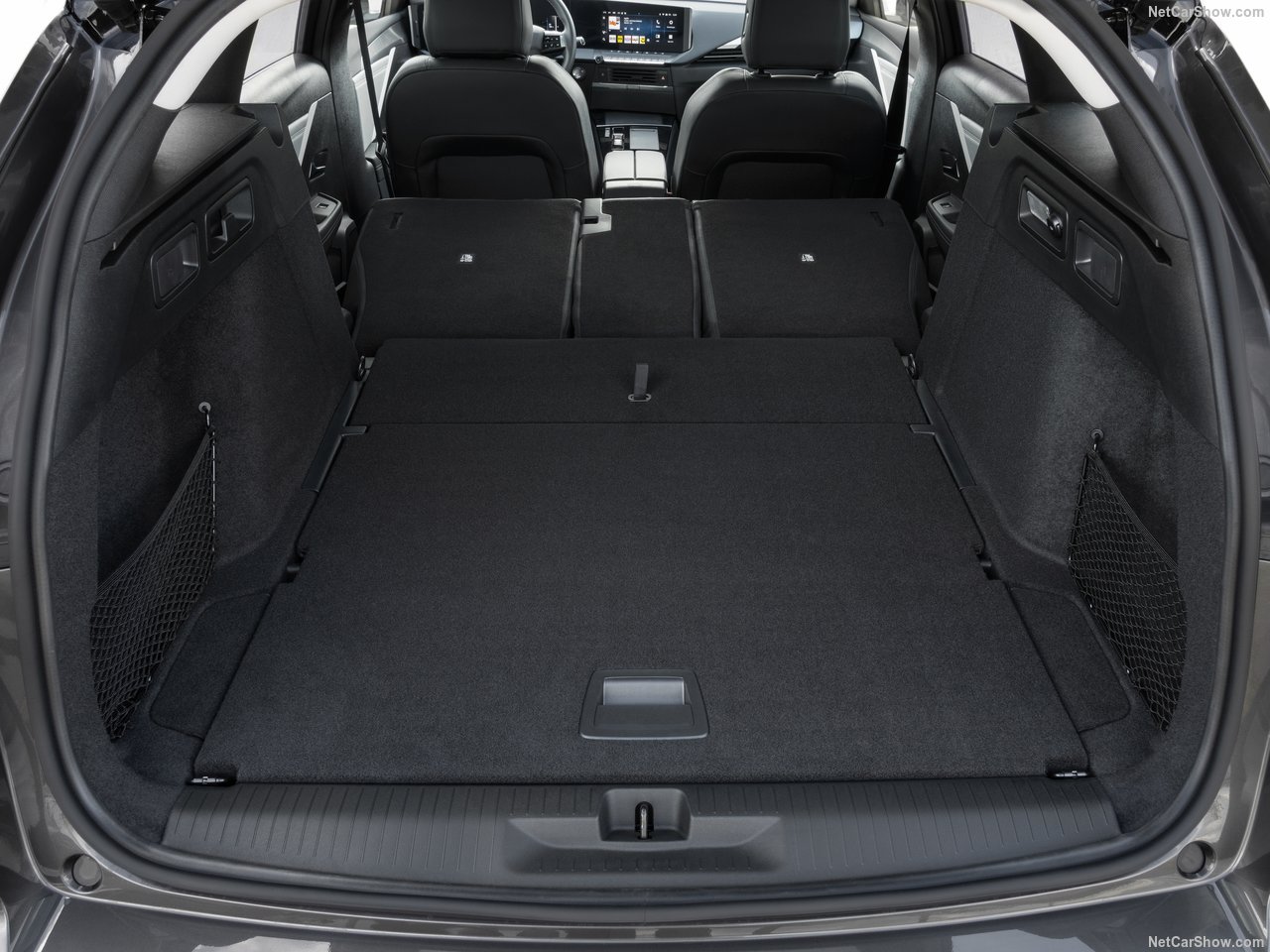 Bagażnik Opel Astra 1.2 Turbo GS kombi z rozłożonymi siedzeniami, widoczna przestrzeń ładunkowa.