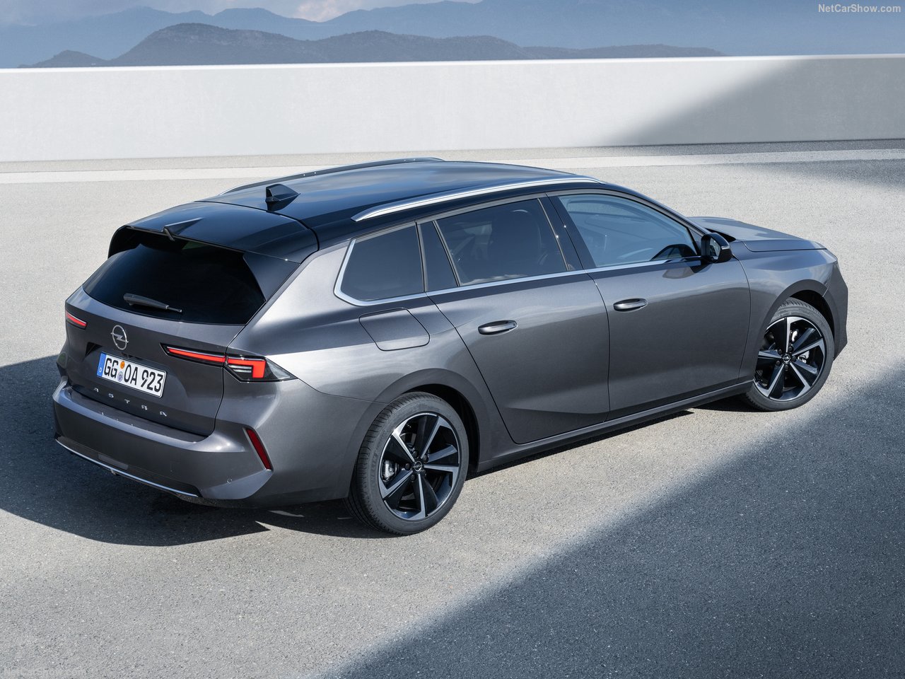Opel Astra 1.2 Turbo GS kombi w kolorze szarym, widok z tyłu na parkingu.