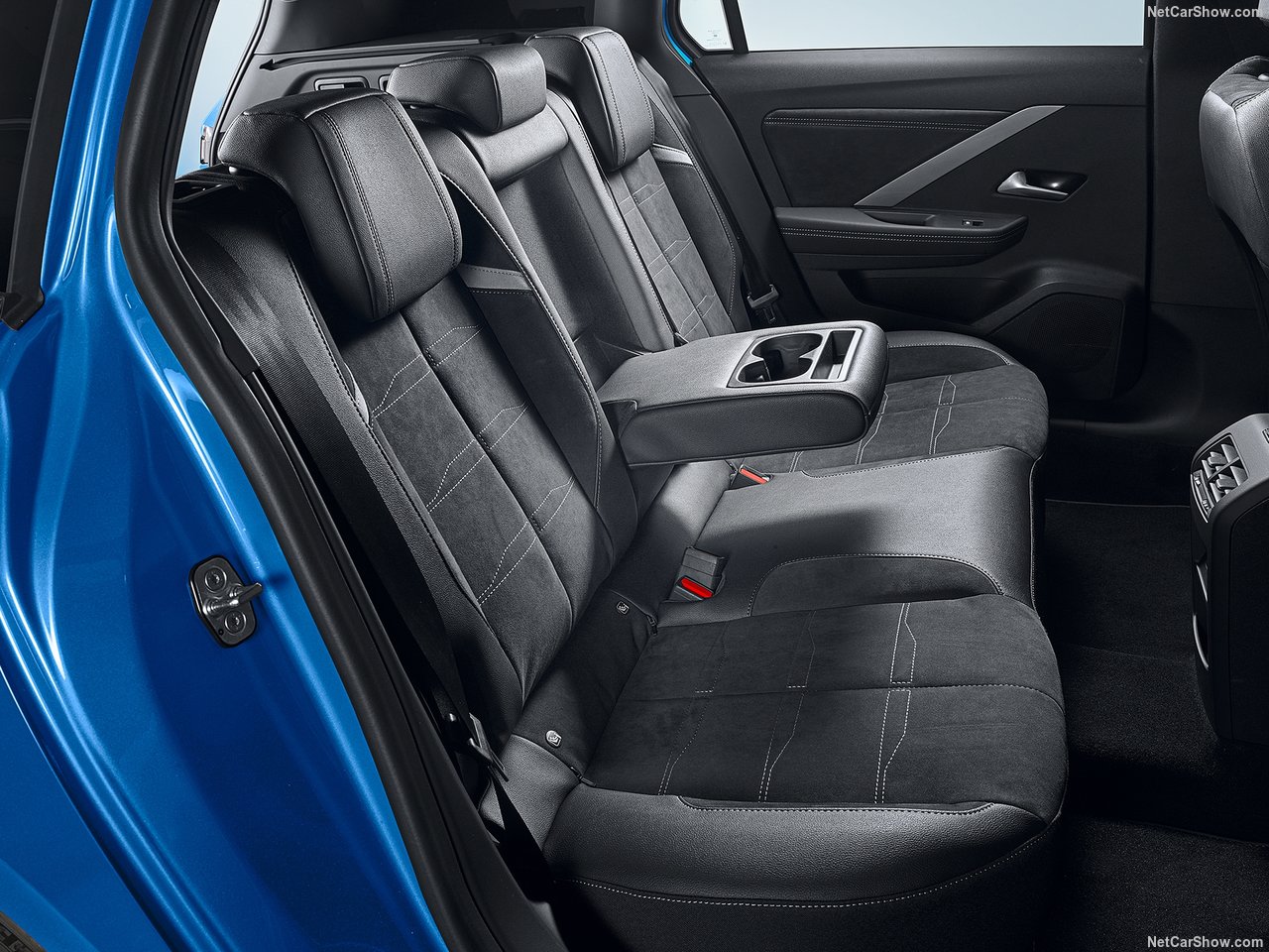 Wnętrze tylnego siedzenia Opel Astra 1.2 Turbo GS kombi z uchwytem na kubki.