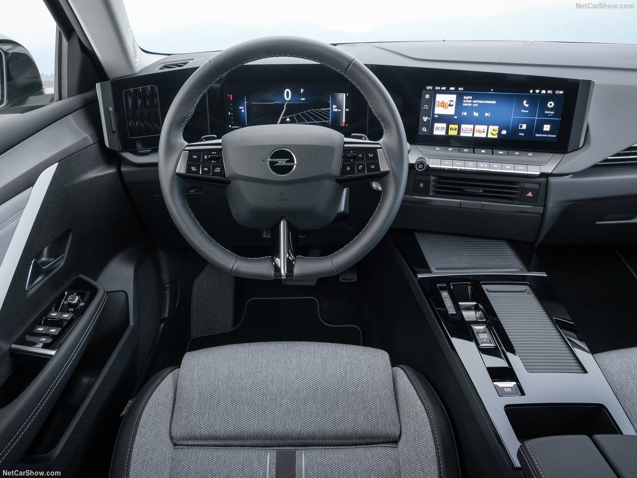 Wnętrze Opel Astra 1.2 Turbo GS kombi, widok na kierownicę i deskę rozdzielczą z ekranami.