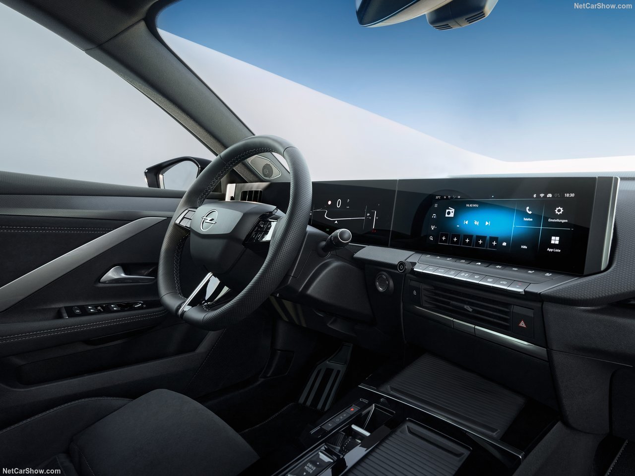 Wnętrze Opel Astra 1.2 Turbo GS kombi z nowoczesnym wyświetlaczem i kierownicą.