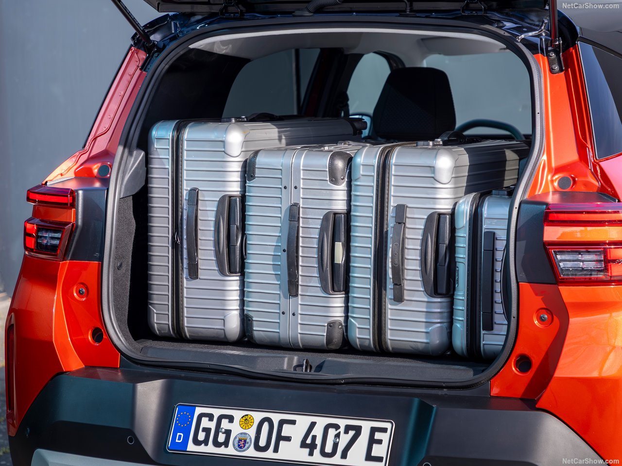 Bagażnik Opla Frontera GS 1.2 Turbo Hybrid wypełniony walizkami.