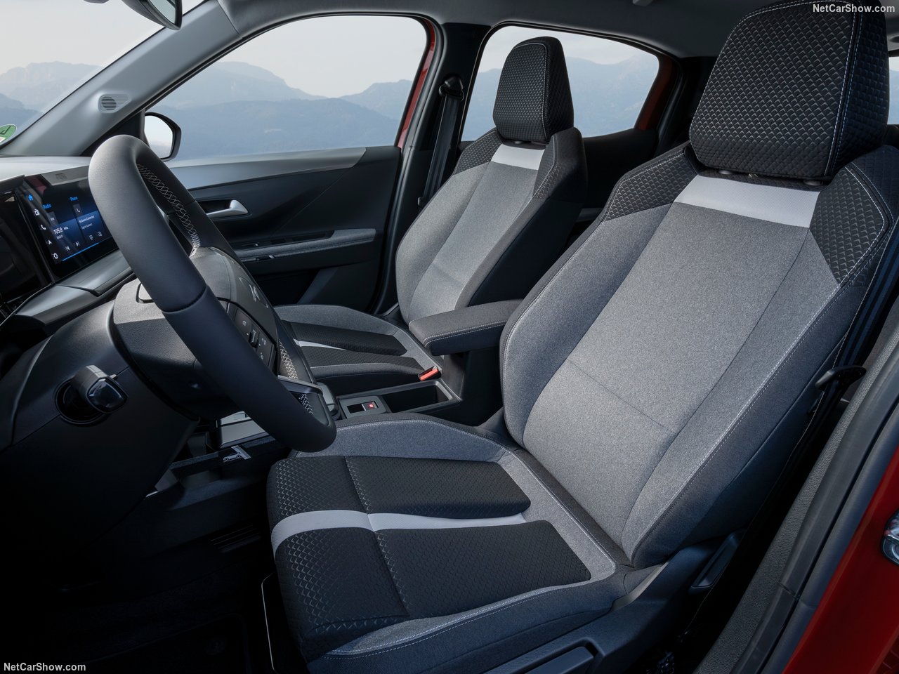 Wnętrze Opel Frontera GS 1.2 Turbo Hybrid, widok na przednie fotele i kierownicę.