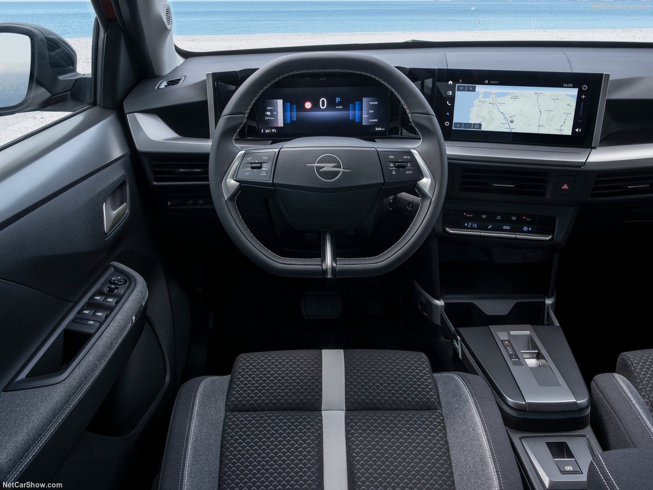 Wnętrze samochodu Opel Frontera GS z widokiem na kierownicę i wyświetlacz multimedialny.