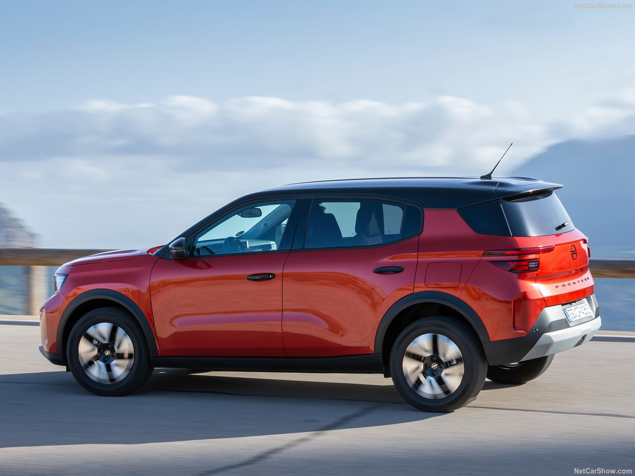 Czerwony Opel Frontera GS 1.2 Turbo Hybrid w ruchu, widok z boku.