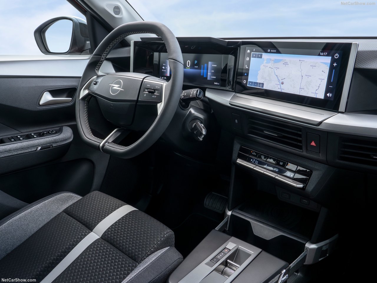 Wnętrze Opel Frontera GS 1.2 Turbo Hybrid z kierownicą, wyświetlaczami i panelem sterowania.