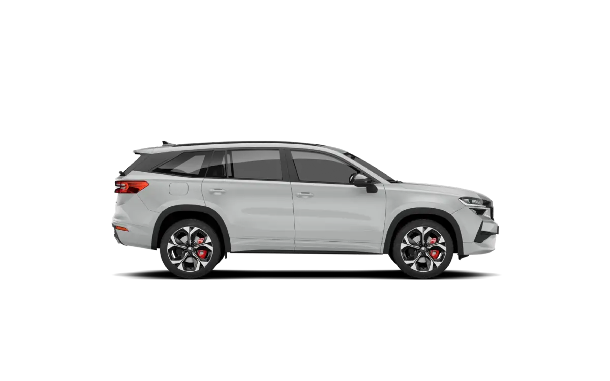 SKODA Kodiaq - 1 Biała SKODA Kodiaq widziana z profilu na czarnym tle.