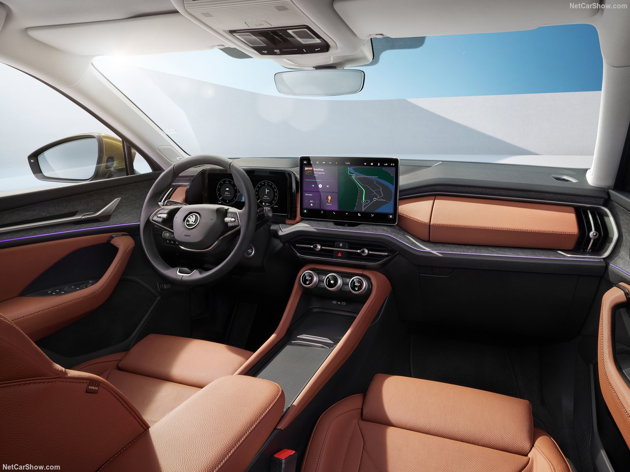 Wnętrze Škoda Kodiaq 1.5 TSI mHEV Selection z brązową tapicerką i systemem multimedialnym.