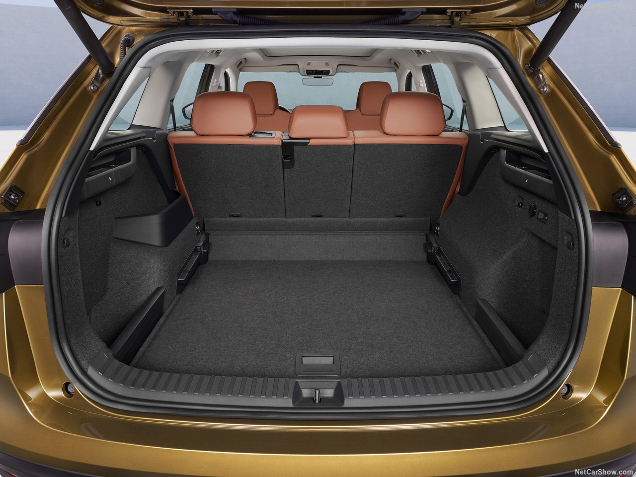 Bagażnik Škoda Kodiaq 1.5 TSI mHEV Selection z otwartą klapą i składanymi siedzeniami.