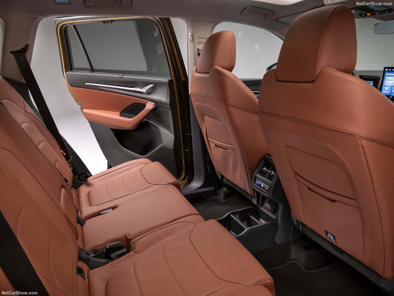 Wnętrze Škoda Kodiaq 1.5 TSI mHEV Selection z brązowymi skórzanymi siedzeniami.