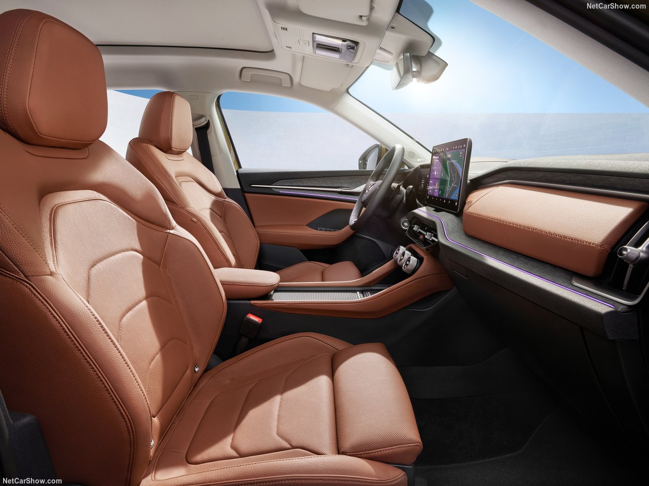 Wnętrze Škody Kodiaq 1.5 TSI mHEV Selection z brązową tapicerką i nowoczesnym panelem kontrolnym.