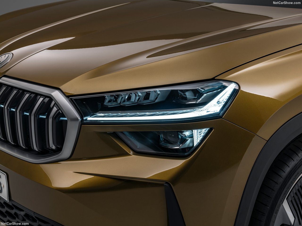 Detail przedniego reflektora i grilla Škody Kodiaq 1.5 TSI mHEV Selection w kolorze brązowym.