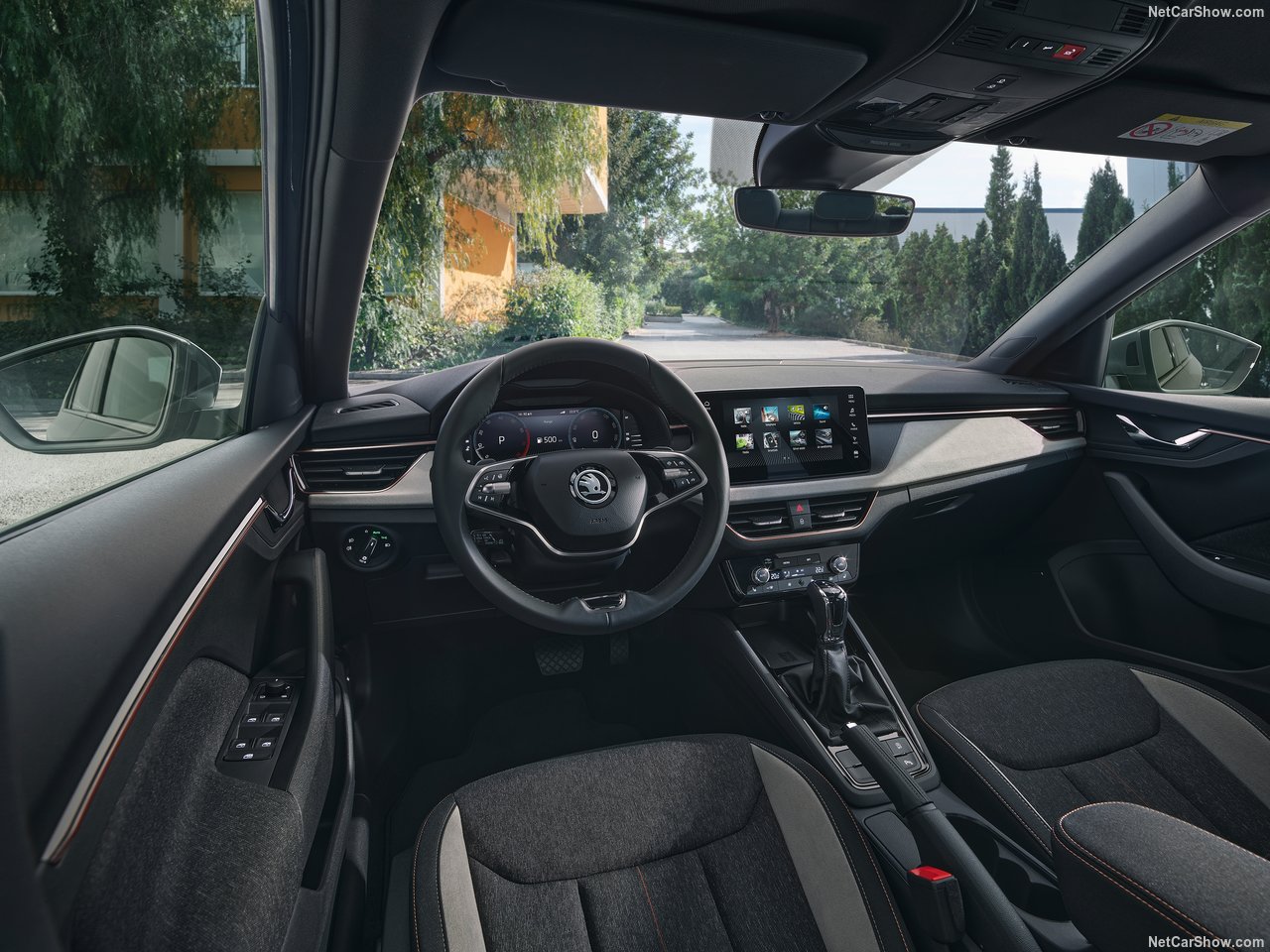 Wnętrze samochodu Škoda Scala 1.5 TSI Edition z nowoczesnym kokpitem i ekranem dotykowym.