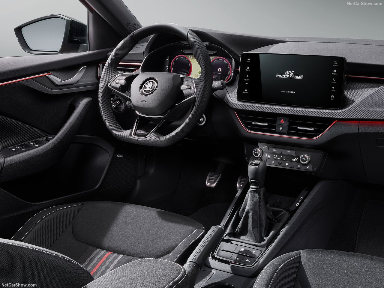 Wnętrze Škoda Scala 1.5 TSI Edition 130 z wyświetlaczem dotykowym i wielofunkcyjną kierownicą.