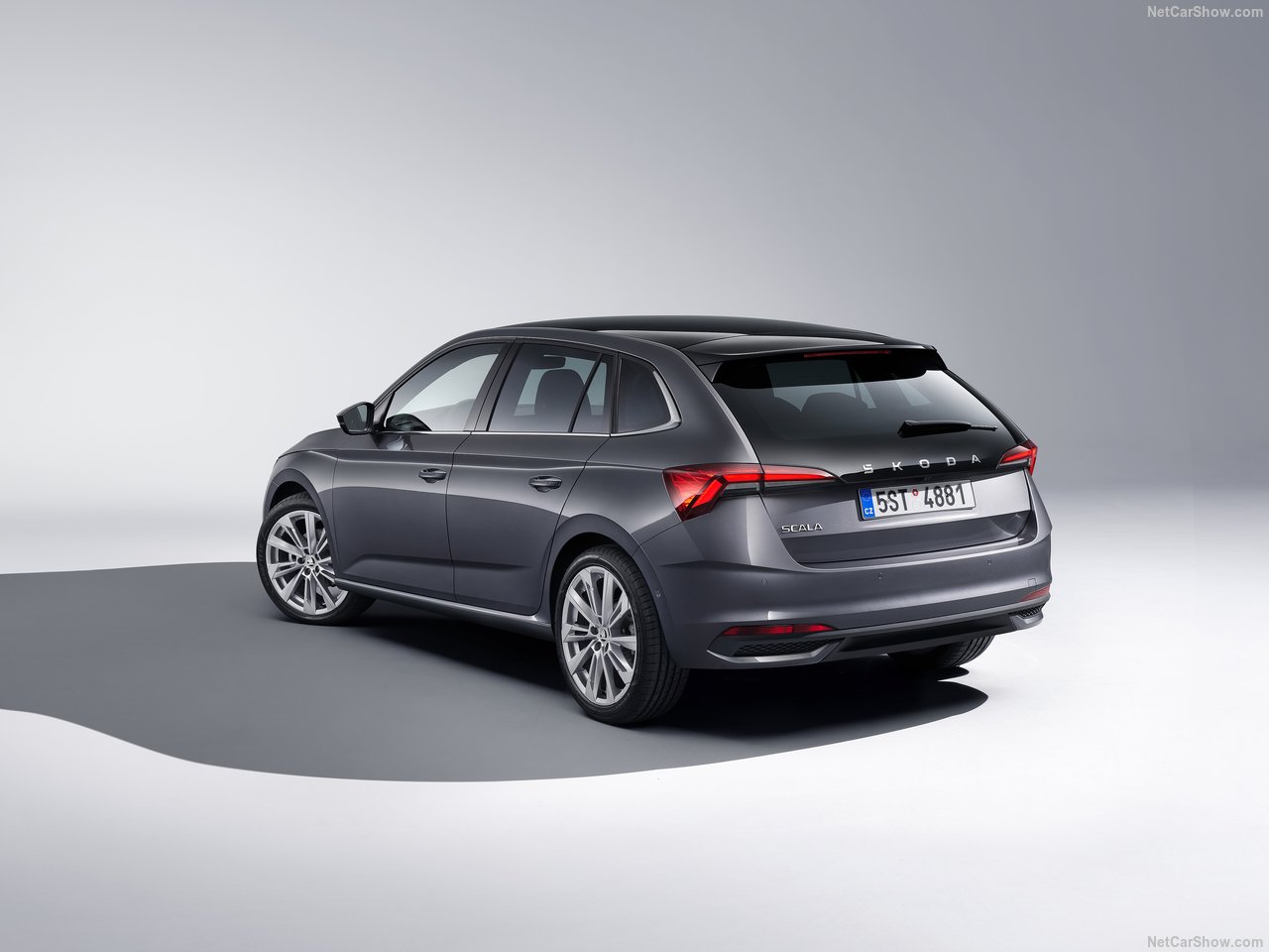 Tył ciemnoszarej Škody Scala 1.5 TSI Edition 130 na szarym tle.