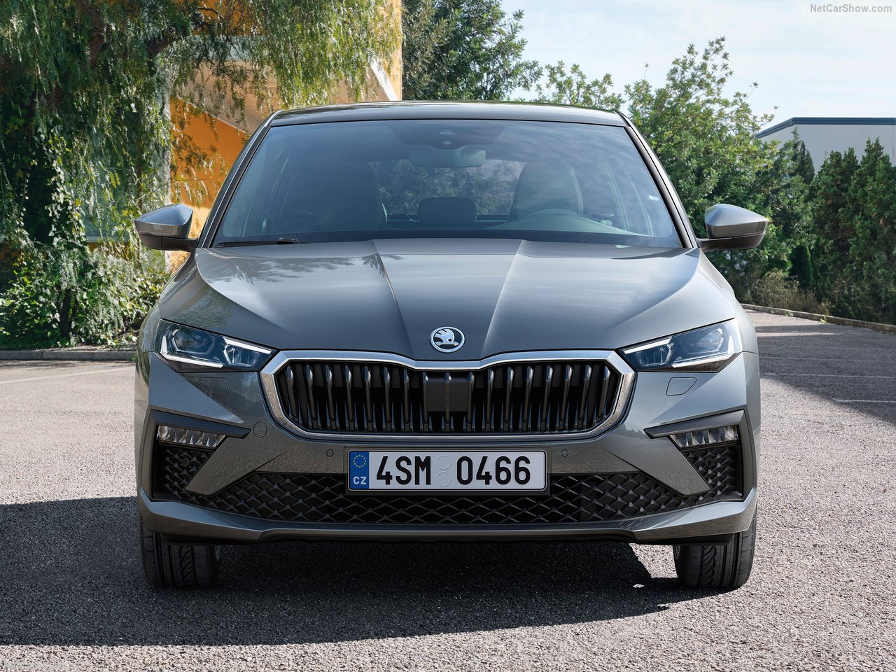 Škoda Scala 1.5 TSI Edition 130, widok z przodu, na tle zieleni.