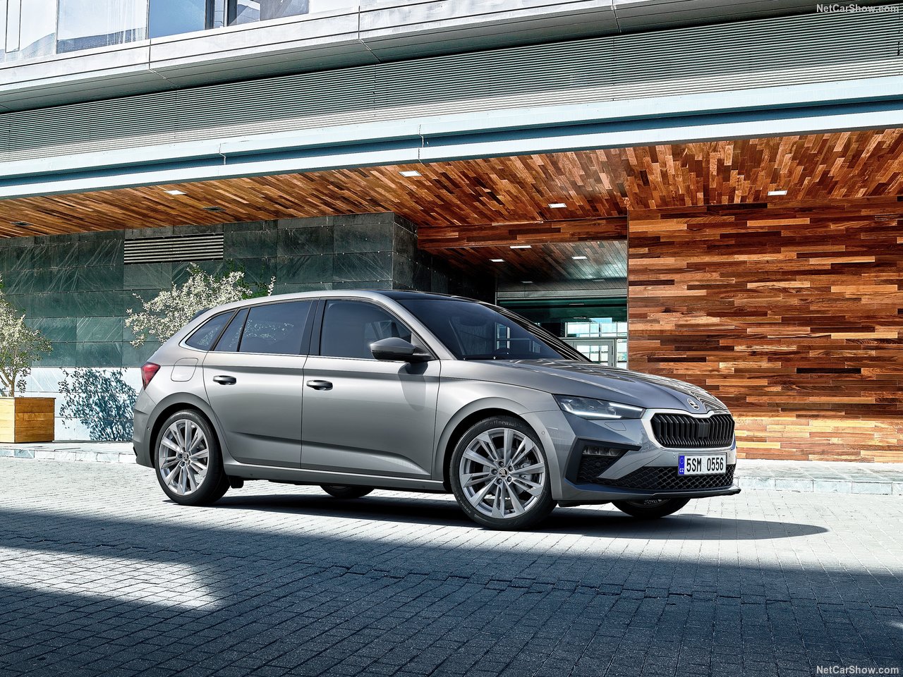 Škoda Scala 1.5 TSI Edition 130 zaparkowana przed nowoczesnym budynkiem.