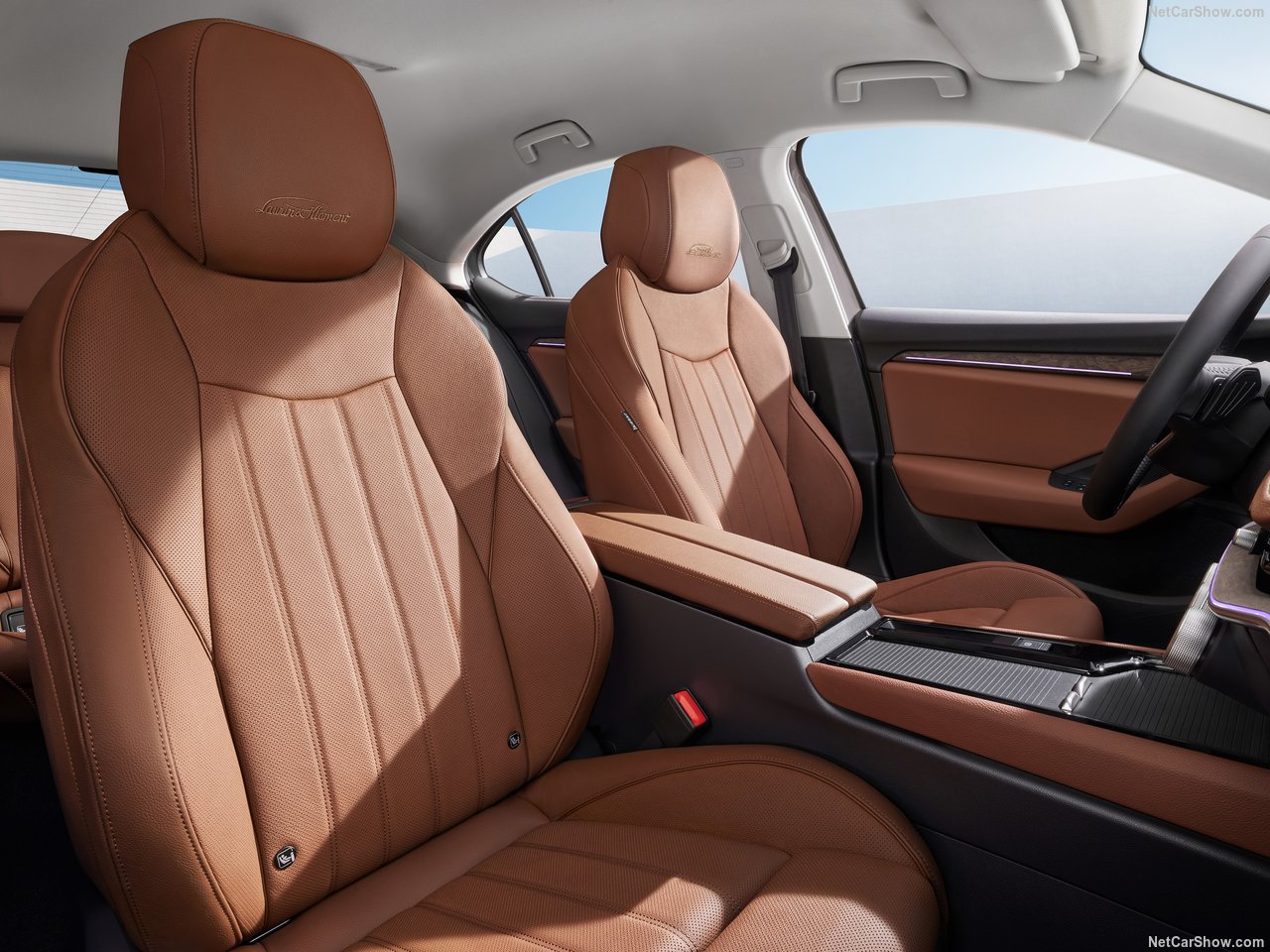 Wnętrze Škoda Superb 2.0 TSI Selection z brązową skórzaną tapicerką i nowoczesnym wykończeniem.