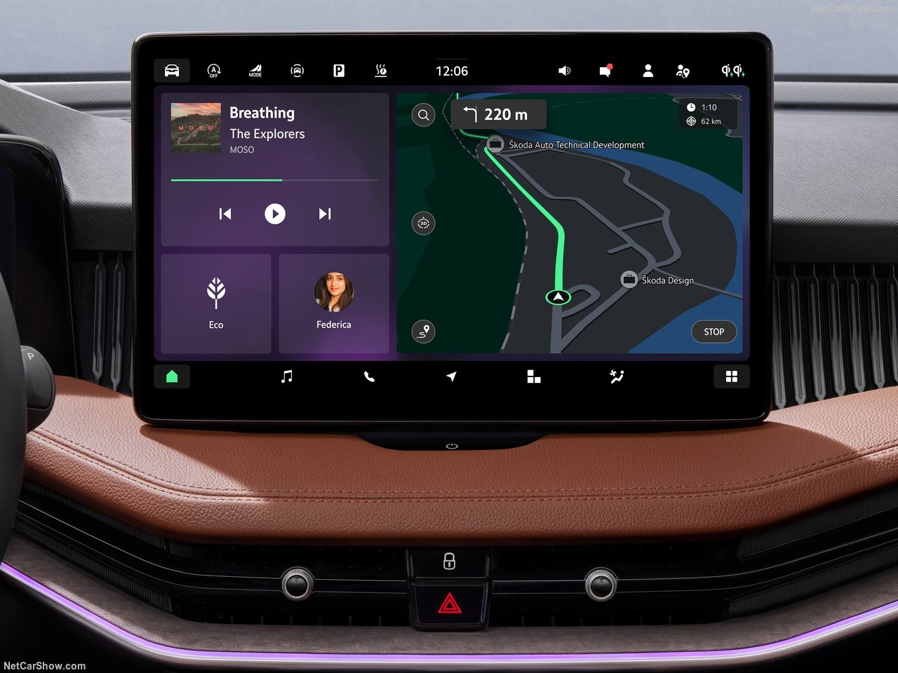 Wnętrze Škody Superb 2.0 TSI z ekranem multimedialnym wyświetlającym nawigację i odtwarzacz muzyczny.