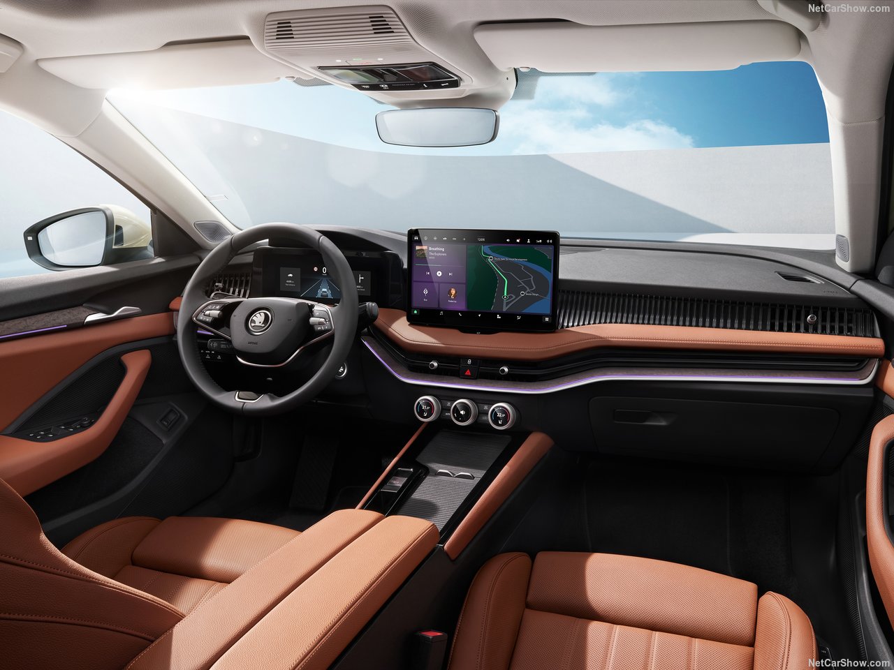 Wnętrze Škoda Superb 2.0 TSI Selection z nowoczesnym wyposażeniem i brązową tapicerką.