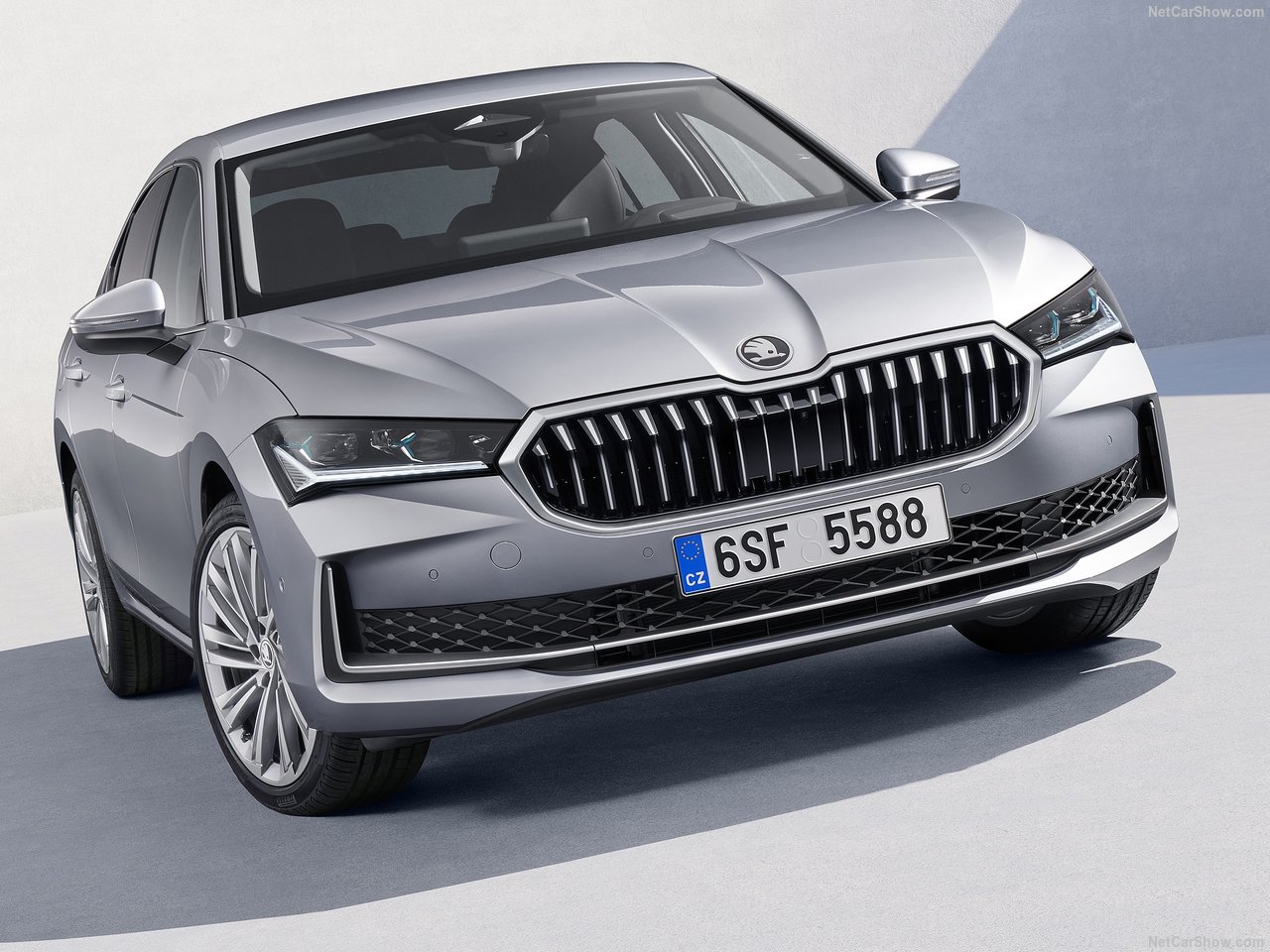 Srebrna Škoda Superb 2.0 TSI z przodu, widoczny grill i reflektory.