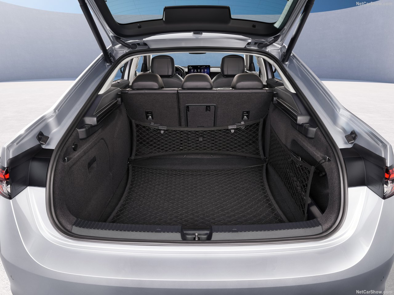 Bagażnik Škoda Superb 2.0 TSI Selection z otwartą klapą, widok od tyłu.