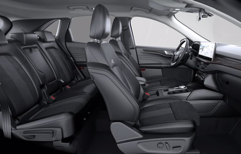Wnętrze Forda Kuga 2.5 FHEV ST-Line X z czarnymi siedzeniami i nowoczesnym kokpitem.