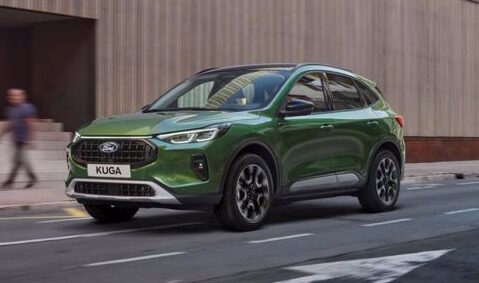 Zielony Ford Kuga 2.5 FHEV ST-Line X na ulicy.